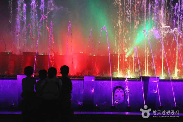Spectacle laser de la fontaine musicale du district 2 d'Andong - Andong City, Gyeongbuk, Corée (https://codecorea.github.io)