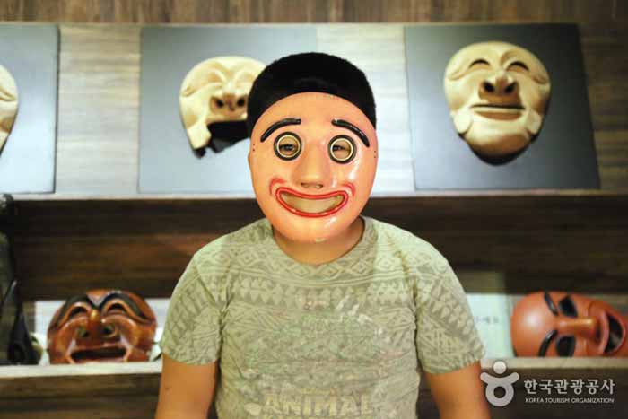 Expérience d'écriture de masque au musée du masque du monde Hahoe - Andong City, Gyeongbuk, Corée (https://codecorea.github.io)