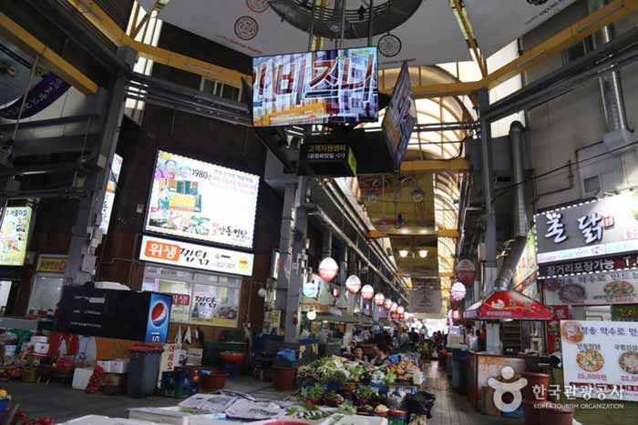 Andong Old Market Callejón de pollo al vapor - Ciudad de Andong, Gyeongbuk, Corea (https://codecorea.github.io)