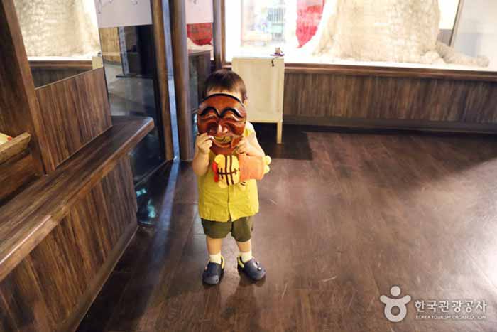 Hahoe World Mask Museum Mask Writing Experience - Ciudad de Andong, Gyeongbuk, Corea (https://codecorea.github.io)
