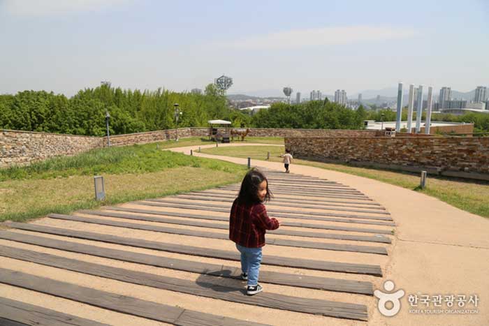 El paseo del jardín del cielo está conectado con el paseo del parque. - Songpa-gu, Seúl, Corea (https://codecorea.github.io)