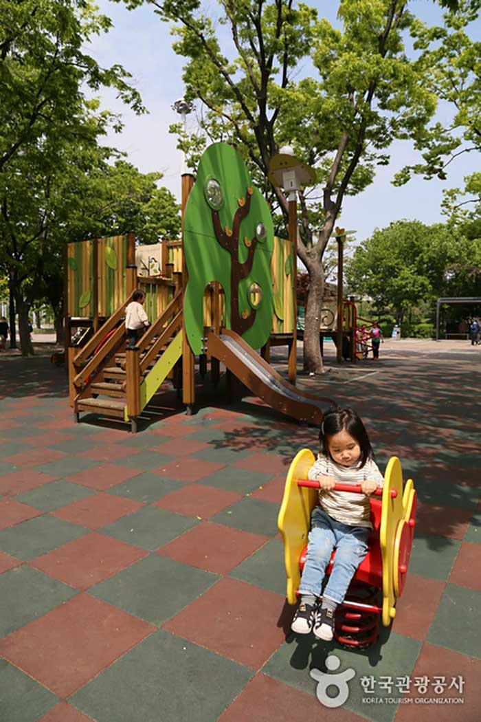 Детская площадка перед билетной кассой - Сонгпа-гу, Сеул, Корея (https://codecorea.github.io)