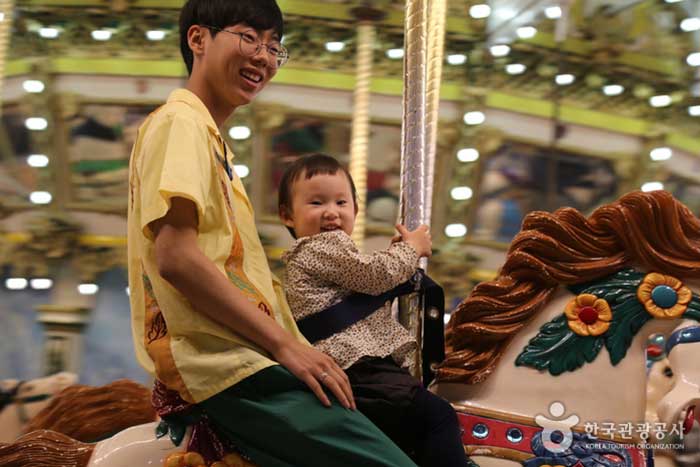A child riding on a merry-go-round - Songpa-gu, Seoul, Korea (https://codecorea.github.io)