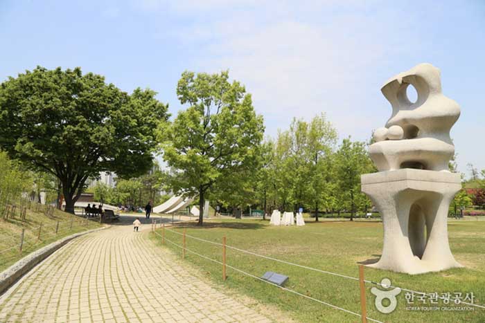El camino al Museo de Arte de Soma - Songpa-gu, Seúl, Corea (https://codecorea.github.io)