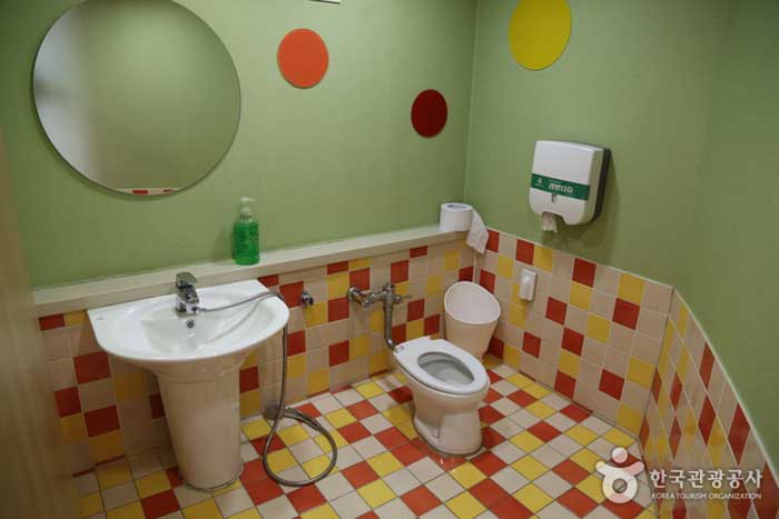 Toilette dans la chambre de bébé - Songpa-gu, Séoul, Corée (https://codecorea.github.io)