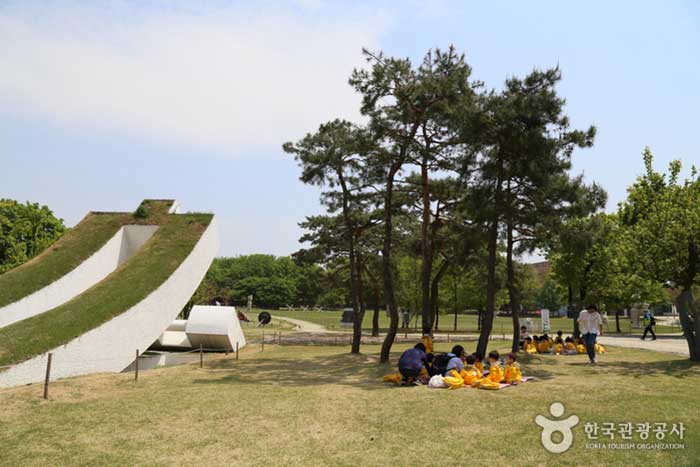 Дети собрались на лужайке перед художественным музеем и пошли на групповой пикник - Сонгпа-гу, Сеул, Корея (https://codecorea.github.io)