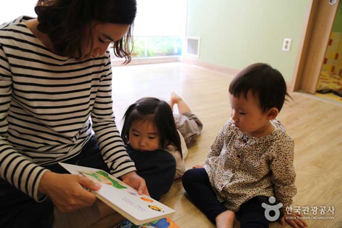 Kinder lesen Bücher in einer bequemen Position mit Mutter - Songpa-gu, Seoul, Korea (https://codecorea.github.io)