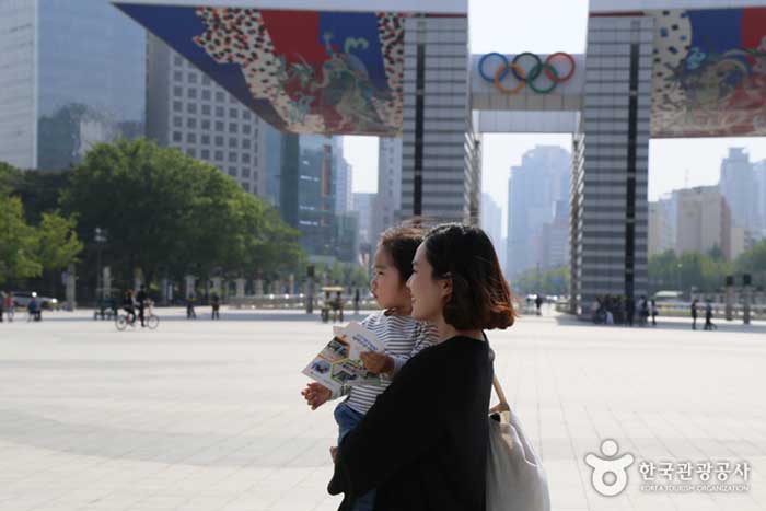 Famille, marche, par, parc, ensemble - Songpa-gu, Séoul, Corée (https://codecorea.github.io)