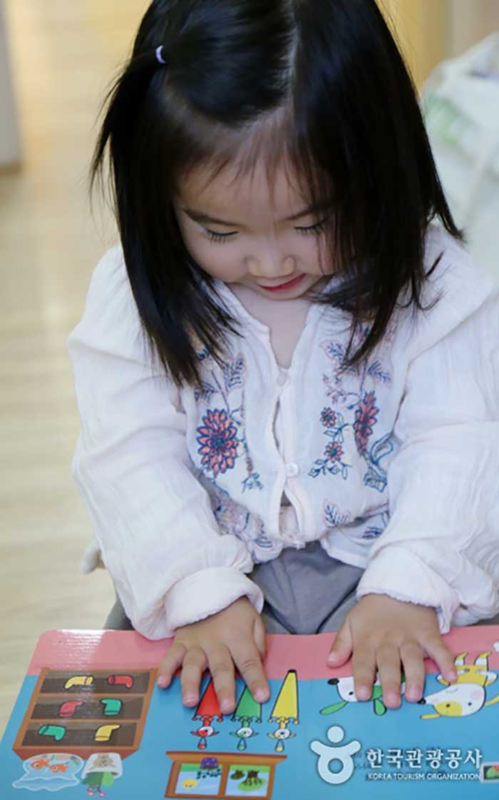 Enfants lisant des livres et s'amusant - Songpa-gu, Séoul, Corée (https://codecorea.github.io)