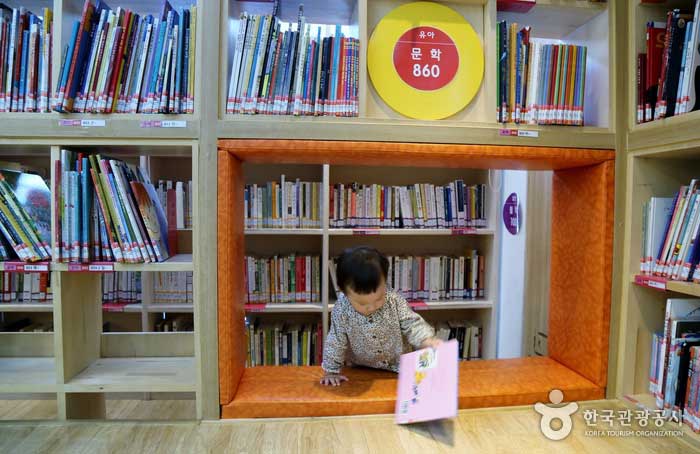 Une bibliothèque comme une aire de jeux - Songpa-gu, Séoul, Corée (https://codecorea.github.io)