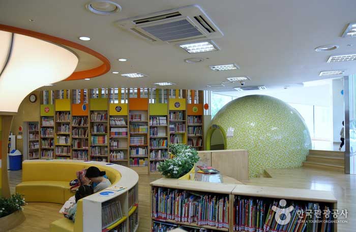 Die Songpa-Kinderbibliothek ist eine unterhaltsame Zeit für Kinder zum Lesen. - Songpa-gu, Seoul, Korea (https://codecorea.github.io)