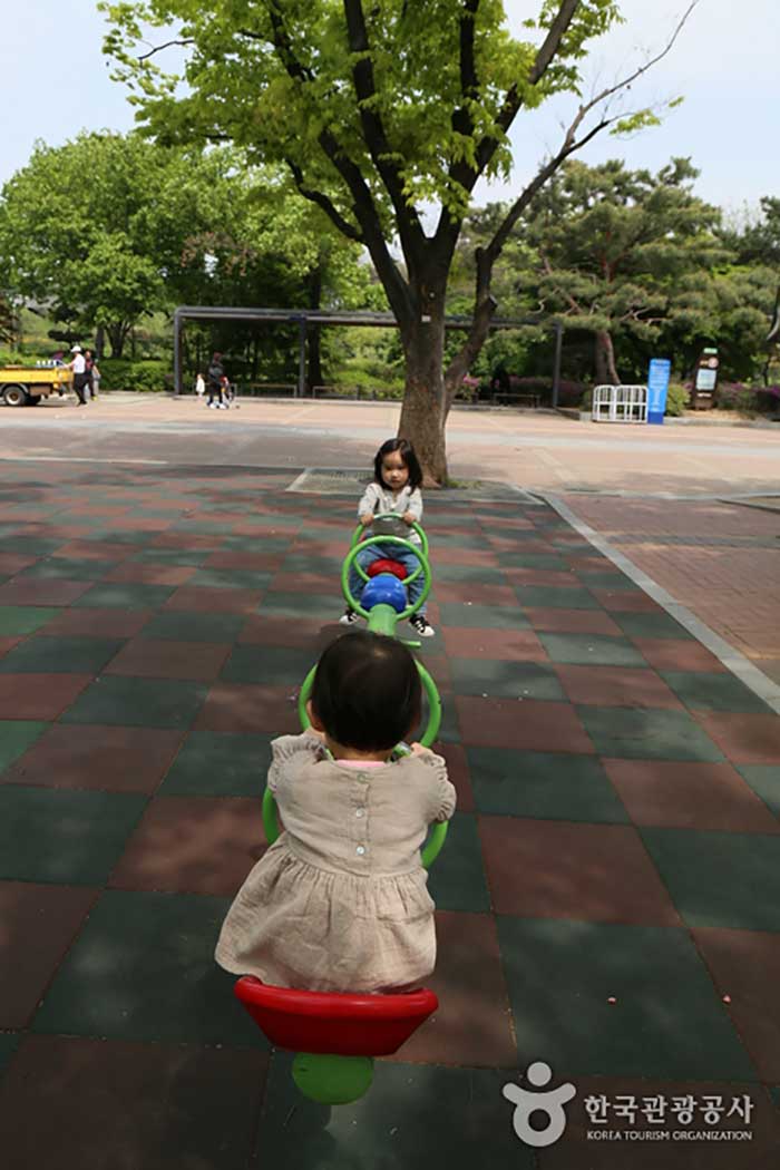シーソーを遊んでいる子供たち - 韓国ソウル市松坡区 (https://codecorea.github.io)