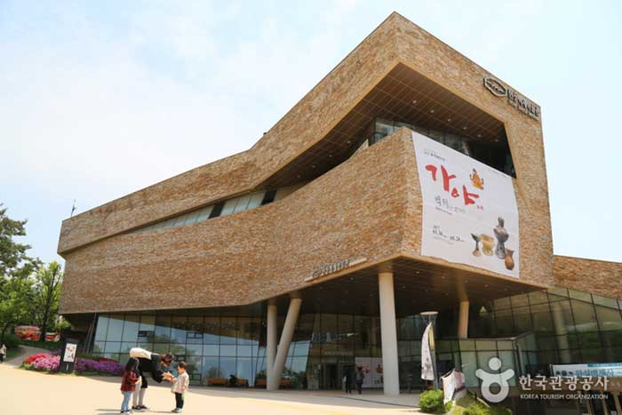 A view of the Hanseong Baekje Museum reminiscent of Saturn in Baekje - Songpa-gu, Seoul, Korea (https://codecorea.github.io)