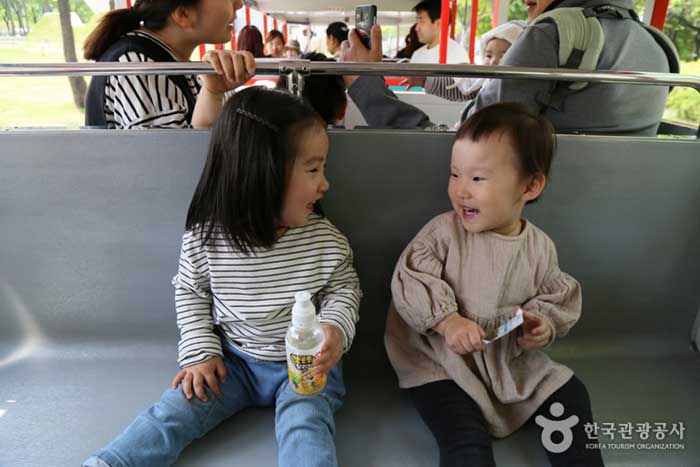 Enfants à bord du train Hodori - Songpa-gu, Séoul, Corée (https://codecorea.github.io)