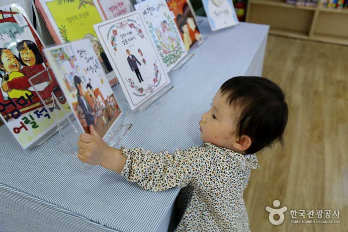 Kids looking through recommended books - Songpa-gu, Seoul, Korea (https://codecorea.github.io)