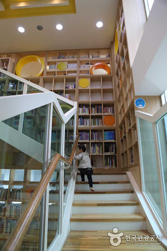 Vous pouvez monter et descendre les escaliers pieds nus et lire le livre à votre guise. - Songpa-gu, Séoul, Corée (https://codecorea.github.io)