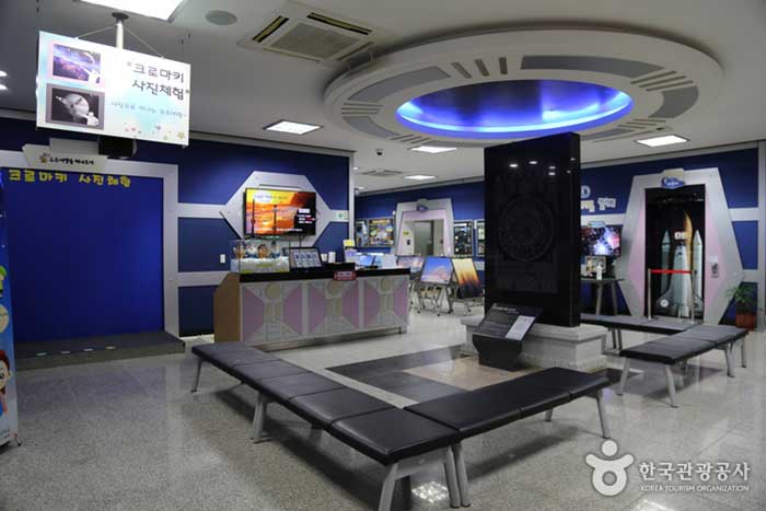 Salle d'exposition au 1er étage - Seosan-si, Chungcheongnam-do, Corée (https://codecorea.github.io)