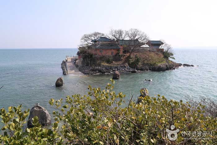 Hermitage flottant sur l'eau, Ganwolam - Seosan-si, Chungcheongnam-do, Corée (https://codecorea.github.io)