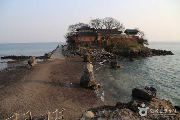 Ganwolam, où la route a été révélée à marée basse - Seosan-si, Chungcheongnam-do, Corée (https://codecorea.github.io)