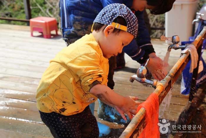 Kind wäscht den Schlamm - Seosan-si, Chungcheongnam-do, Korea (https://codecorea.github.io)