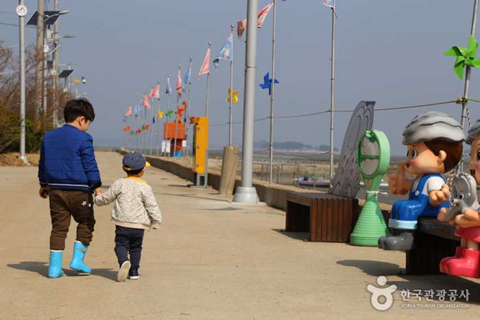 Дети, идущие в приливную квартиру - Сеосан-си, Чхунчхон-Намдо, Корея (https://codecorea.github.io)