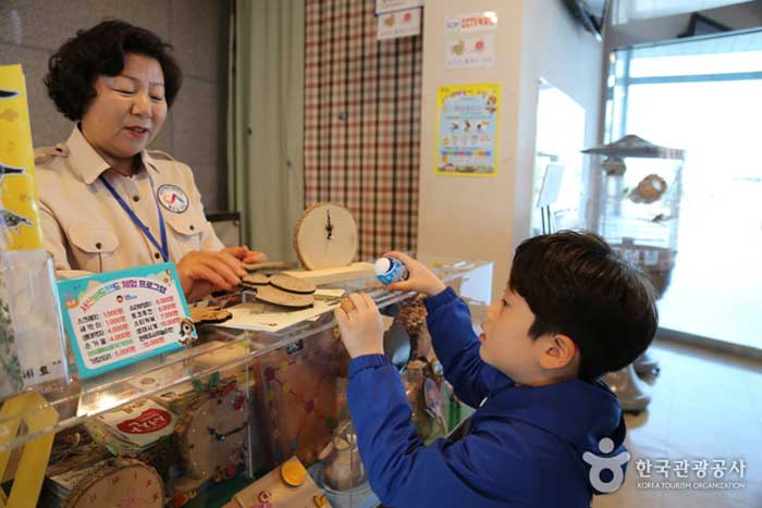 Un niño que elige materiales de experiencia. - Seosan-si, Chungcheongnam-do, Corea (https://codecorea.github.io)