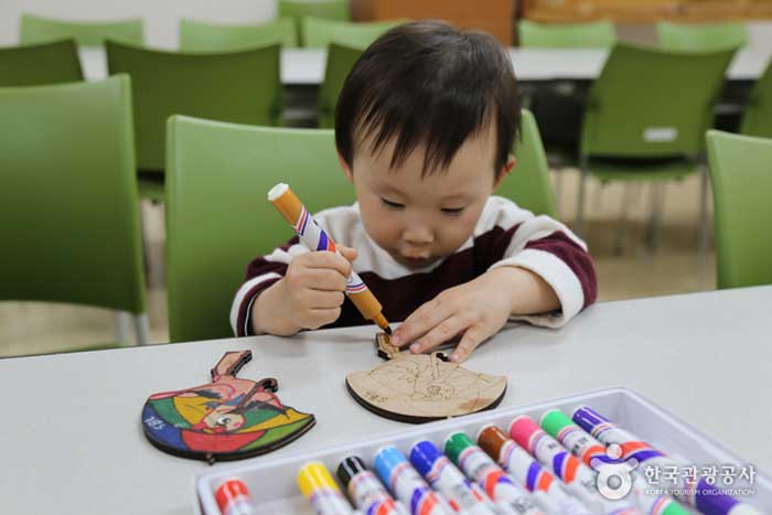 Дети, которые испытывают окраску - Сеосан-си, Чхунчхон-Намдо, Корея (https://codecorea.github.io)