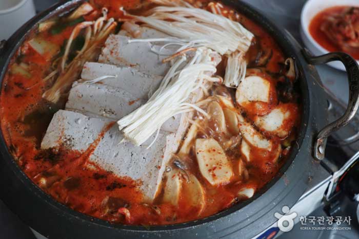 Тофу тушеное мясо с овощами с богатым вкусом - Мунгён, Кёнбук, Южная Корея (https://codecorea.github.io)