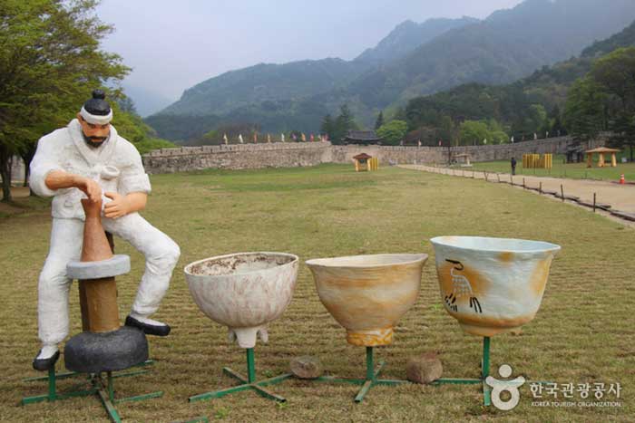 Mungyeong Tea Bowl Skulptur und Joule - Mungyeong, Gyeongbuk, Südkorea (https://codecorea.github.io)