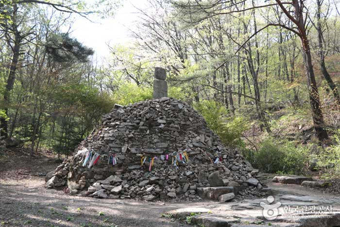 A book rock saying that if you make a wish on a pile of stones, you will get a manor class - Mungyeong, Gyeongbuk, South Korea (https://codecorea.github.io)