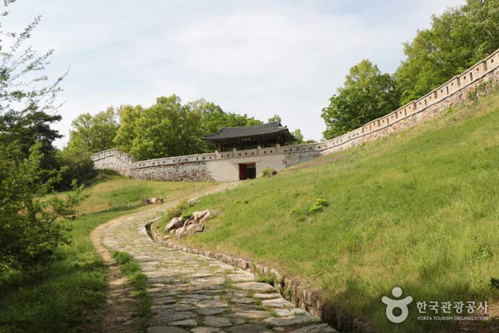 Mur de la forteresse de Gomosanseong - Mungyeong, Gyeongbuk, Corée du Sud (https://codecorea.github.io)