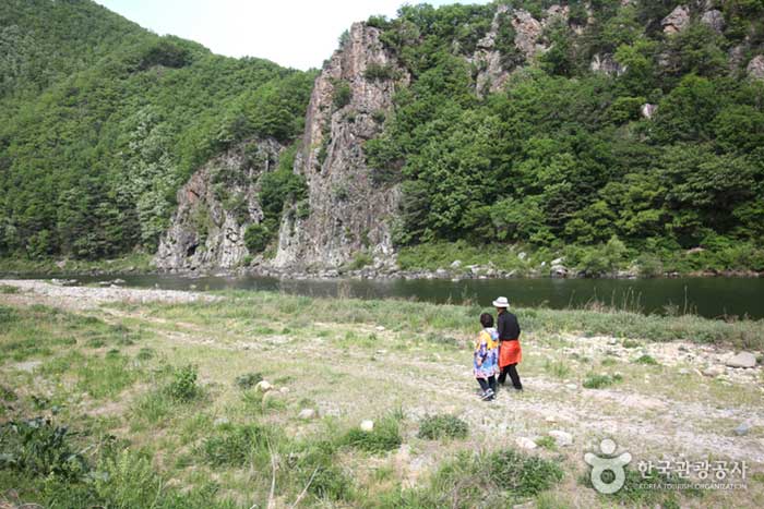 Jinnam remuant où vous pouvez voir les falaises être coupées - Mungyeong, Gyeongbuk, Corée du Sud (https://codecorea.github.io)