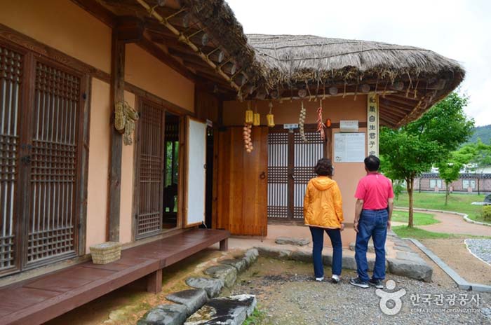 Thatched in Uijeongwan Brothers Park - Chungnam Budget District, South Korea (https://codecorea.github.io)