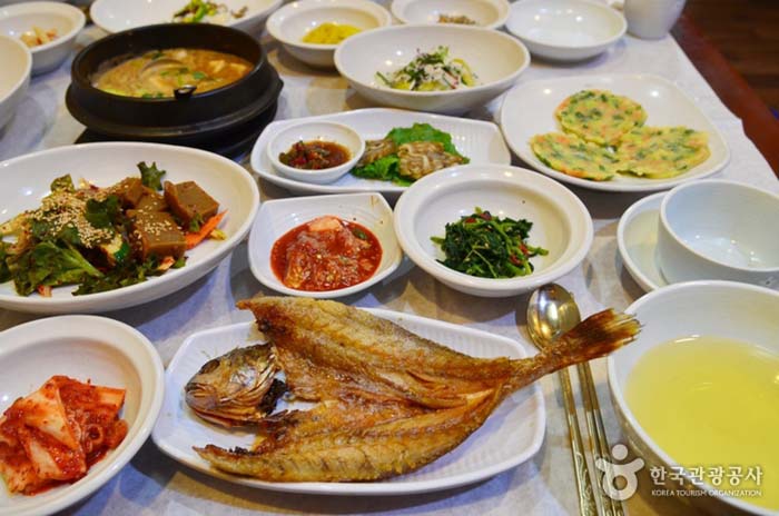 Gersten-Gulbi-Mahlzeit nach einem Thermalbad - Chungnam Budget District, Südkorea (https://codecorea.github.io)