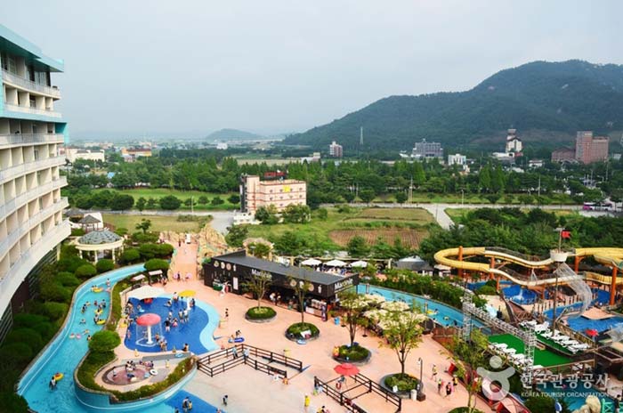 Themenpark mit heißen Quellen und Wasserspielmöglichkeiten - Chungnam Budget District, Südkorea (https://codecorea.github.io)