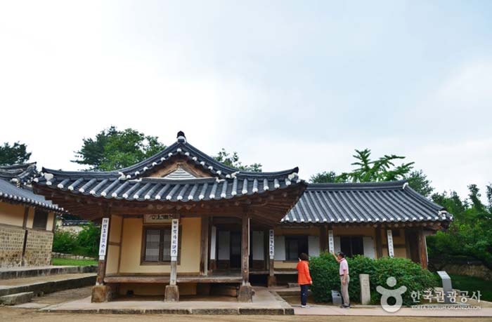 Chusa Old House Sarangchae - Chungnam Budget District, South Korea (https://codecorea.github.io)
