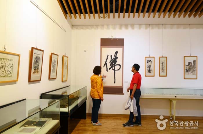Un museo de arte que exhibe el trabajo de Lee Eung-no - Distrito presupuestario de Chungnam, Corea del Sur (https://codecorea.github.io)