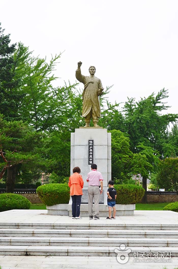 Statue du Dr Bong-gil Yoon construite dans le lieu de naissance - Chungnam Budget District, Corée du Sud (https://codecorea.github.io)