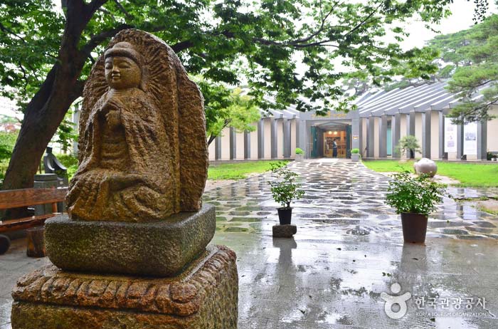 Вид на музей Сеона в Судоксе - Бюджетный район Чунгнам, Южная Корея (https://codecorea.github.io)