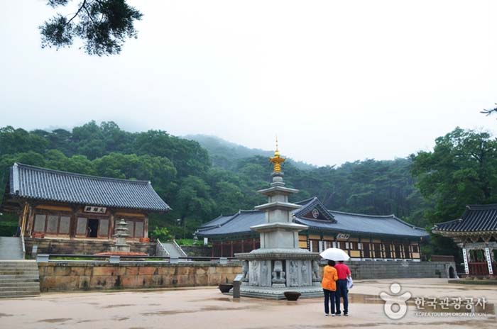Die Daeungjeon-Halle im Baekje-Stil ist ein wunderschöner Sudeoksa-Tempel aus dem Jahrtausendwechsel - Chungnam Budget District, Südkorea (https://codecorea.github.io)