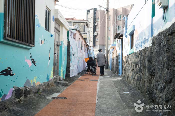 Paysage de ruelles où vous pourrez rencontrer le style de vie unique de Jeju - Jeju, Corée (https://codecorea.github.io)