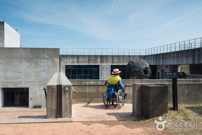 Carretera de acceso al museo de piedra de Jeju - Jeju, Corea (https://codecorea.github.io)