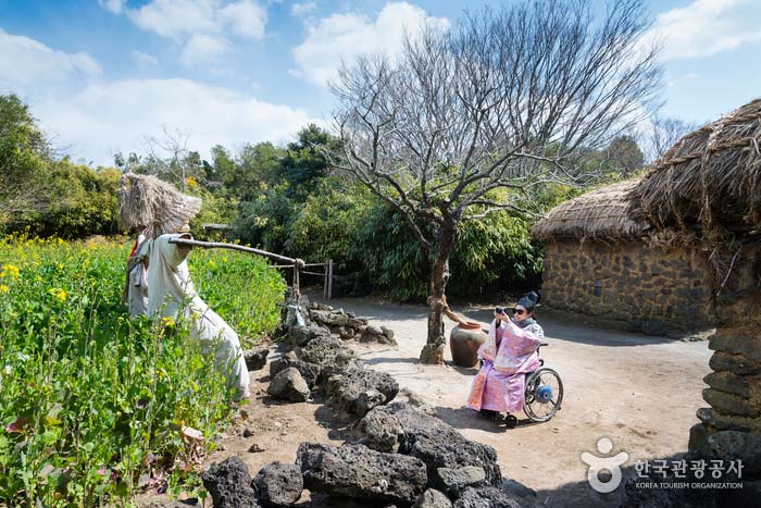 Jeju Folk Village mit Chogawa und Basalt Steinmauern - Jeju, Korea (https://codecorea.github.io)