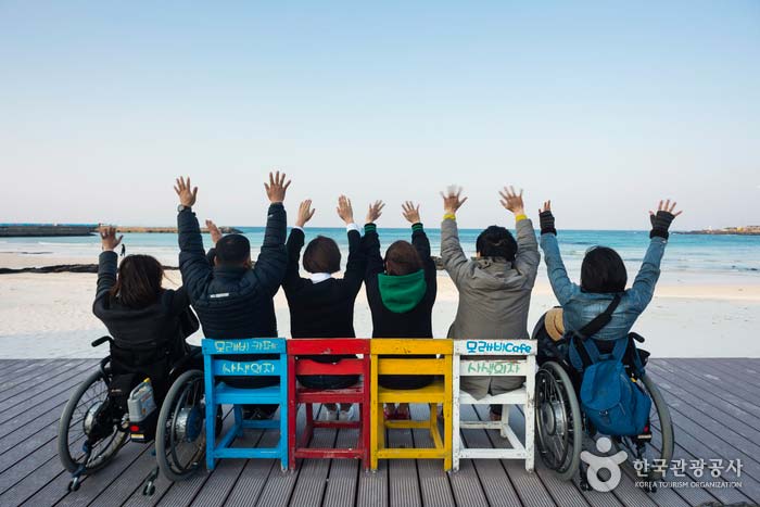 Plage de Woljeongri avec de belles chaises et mer bleue - Jeju, Corée (https://codecorea.github.io)