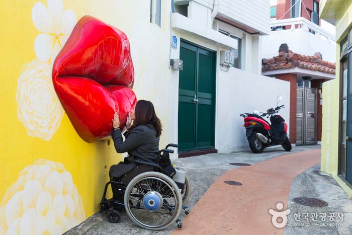 Deux ruelles aveugles avec peintures murales et art d'installation - Jeju, Corée (https://codecorea.github.io)