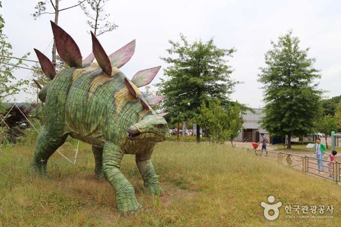 Stegosaurus-Modell in der Ausstellungshalle im Freien - Korea Match (https://codecorea.github.io)