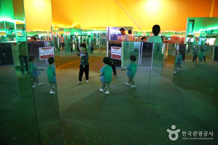 À l'intérieur du labyrinthe de miroirs (pays des girafes) - Match de Corée (https://codecorea.github.io)