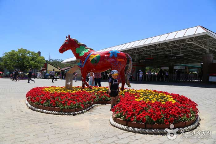 Let's Run Park Horse Sculpture - Korea Match (https://codecorea.github.io)