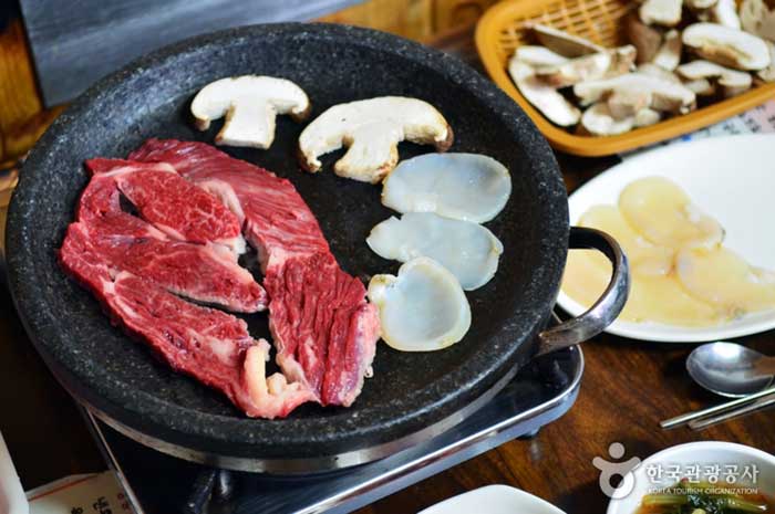 'Jangheung Samhap (koreanisches Rindfleisch, Shiitake-Pilze, Schlüsselmuscheln)' - Gangjin-Pistole, Jeollanam-do, Korea (https://codecorea.github.io)