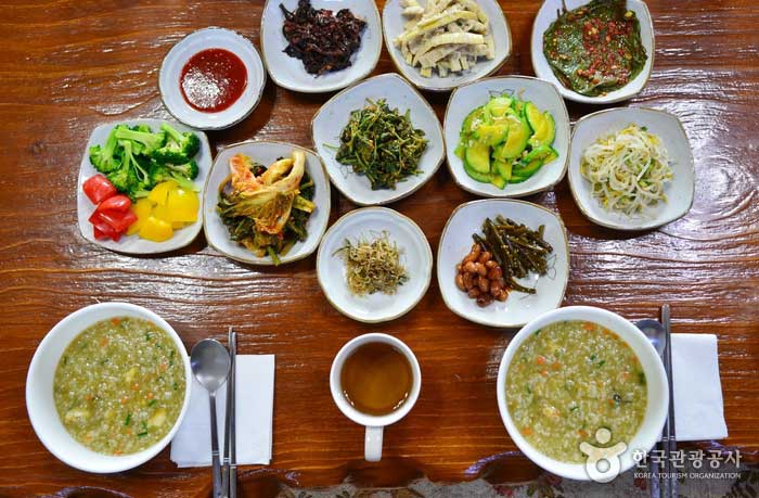 Frühstückstisch mit hausgemachtem Gemüse zubereitet - Gangjin-Pistole, Jeollanam-do, Korea (https://codecorea.github.io)